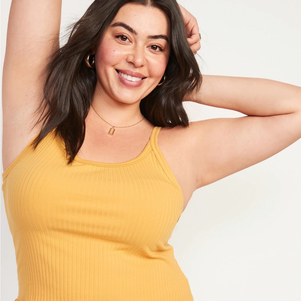 Fitted Cropped Lettuce-Edge Tank Top